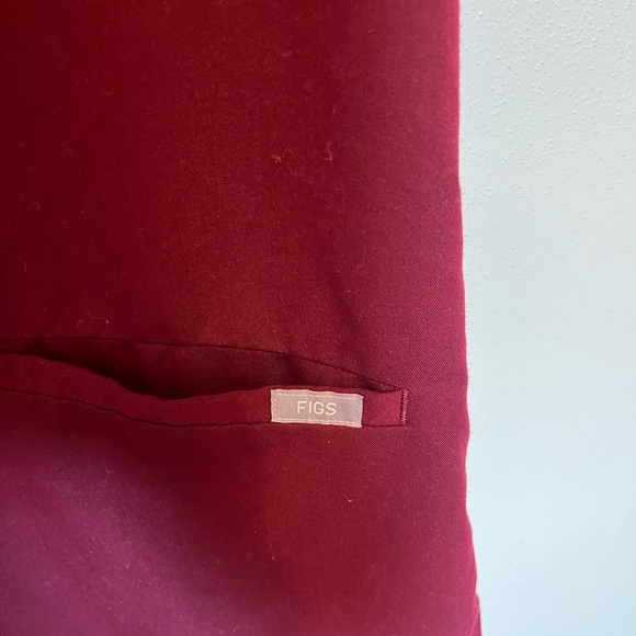 Like New Figs Casma Three Pocket Women's Burgundy Scrub Top - M - Picture 4 of 8